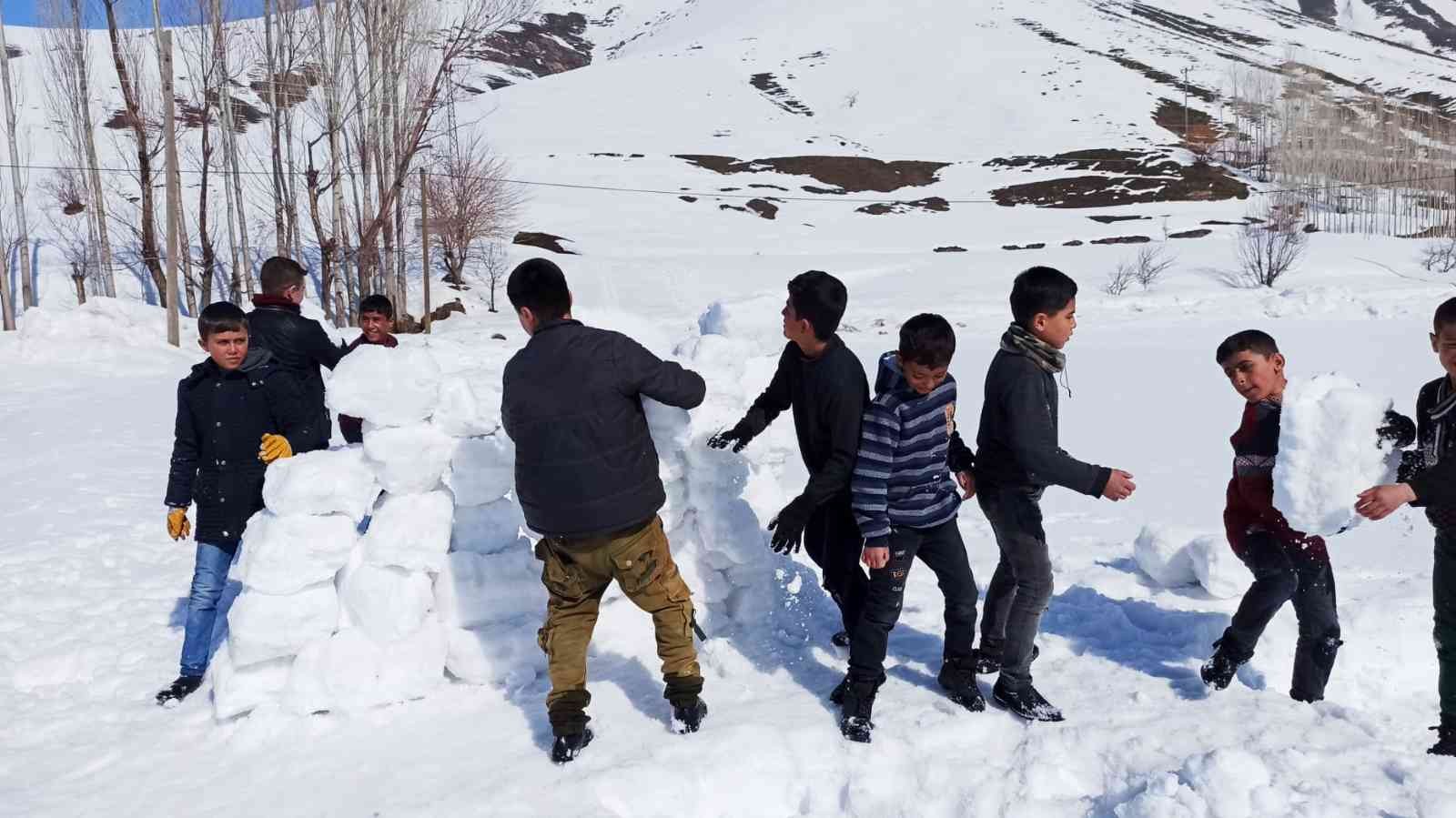Köy çocuklarının karda futbol keyfi
