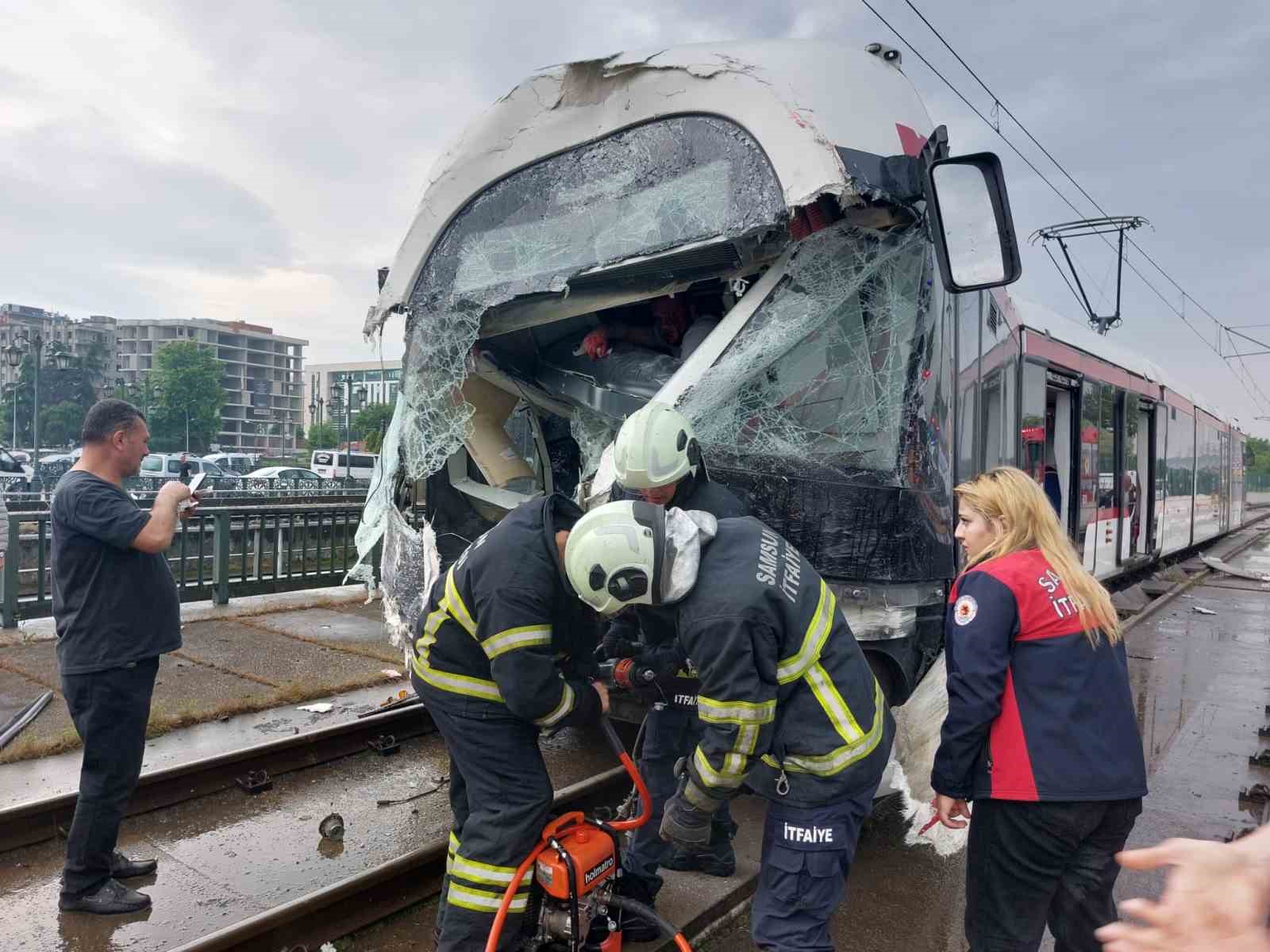 Samsun'da tramvaylar çarpıştı: 1'i ağır 14 yaralı
