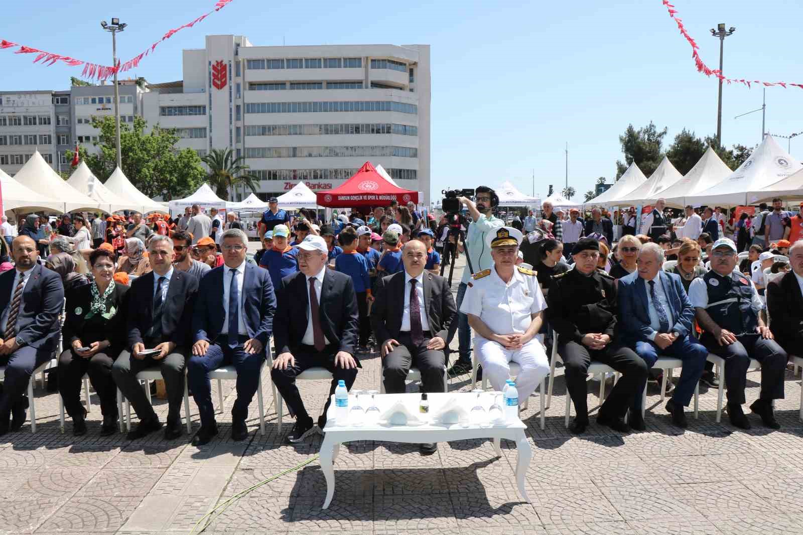 Atık malzemelerden kıyafet defilesi
