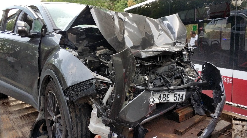 Samsun'da belediye otobüsü ile çarpışan otomobilin sürücüsü ağır yaralandı
