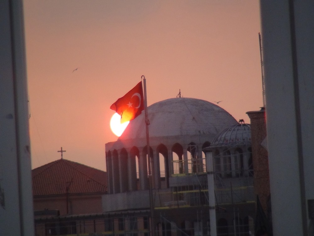 Taksim'de batan güneş Türk bayrağı ile buluştu
