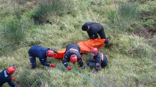 Sinop'ta kayalıklarda bulunan ceset bulunduğu yerden AFAD ekiplerince alındı
