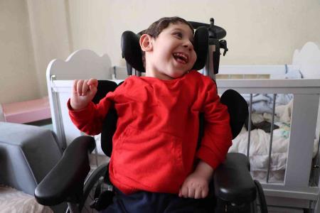 Ortopedi sandalyelerine kavuşan engelli çocukların büyük sevinci
