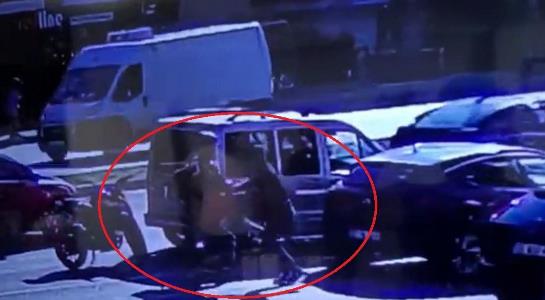 Trafikte yol verme tartışmasında polis memuru bıçaklandı: Olay anı kamerada
