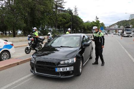 Trafik polisleri modifiyeli ve abartı egzozlu araba avına çıktı

