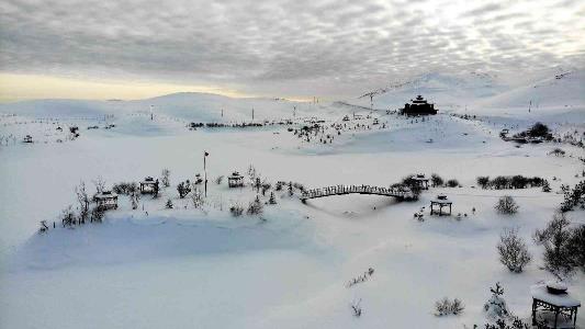 Tokat'ta buz tutan Üçoluk Göleti'nde doğal güzellikler oluştu

