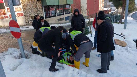 Kar temizleme görevlisi buzda kayarak düşüp hastanelik oldu
