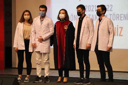 OMÜ'de 103 diş hekimliği öğrencisi beyaz önlük giydi

