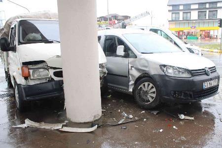 Ordu'da trafik kazası: Araçlar hastane girişindeki beton direğe çarparak durabildiler

