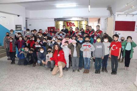 Samsun'da yürek ısıtan destek: 600 test kitabını okula bağışladılar
