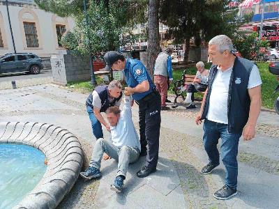 Park mesken tutan sarholar, içkilerine el konulunca taknlk çkard
