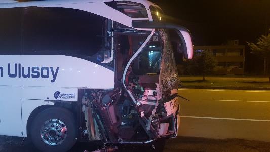Samsun'da otobüs tıra çarptı: Faciadan dönüldü
