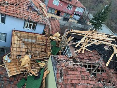 Samsun'da fırtına çatıları uçurdu
