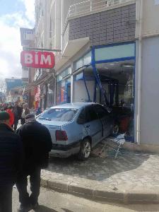Samsun'da otomobil markete girdi: 2 yaralı
