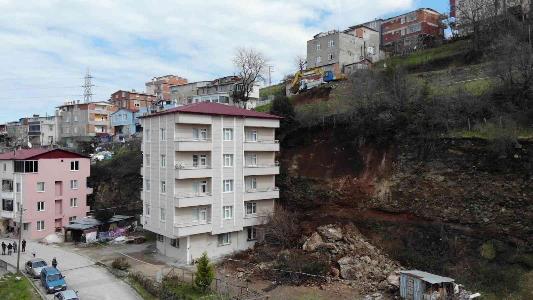 Samsun'da heyelan nedeniyle 5 katlı bina boşaltıldı

