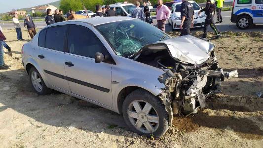 Samsun'da otomobil ile traktör çarpıştı: 4 yaralı
