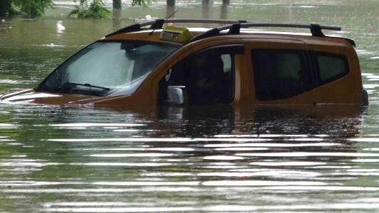 Samsun'da taksici selde aracyla suyun içinde mahsur kald
